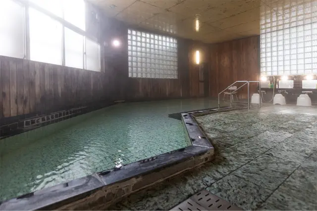 ゆったりとした空間で疲れを癒せる大浴場