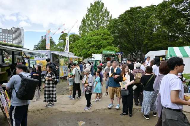 フードやドリンクなどの出店も多数