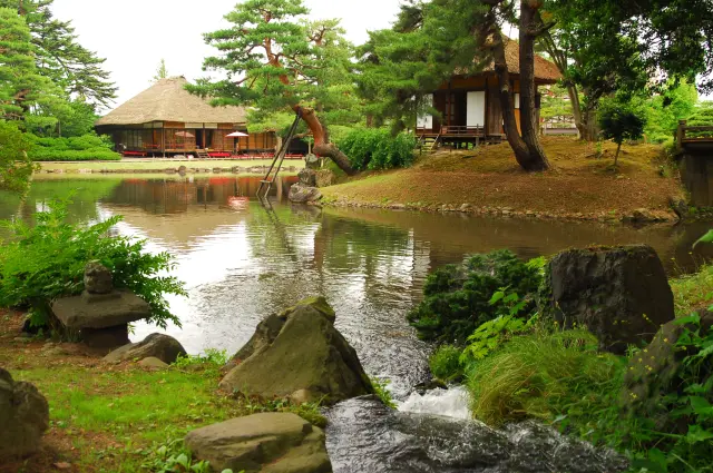 「御茶屋御殿」(左)と「楽寿亭」(右)