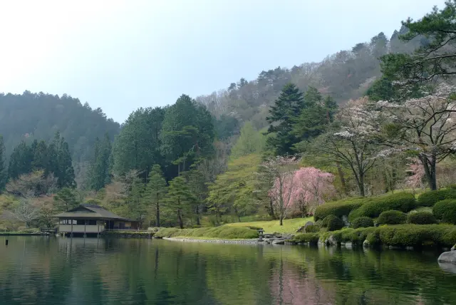 四季折々に咲く花々が美しい風景をつくりだす