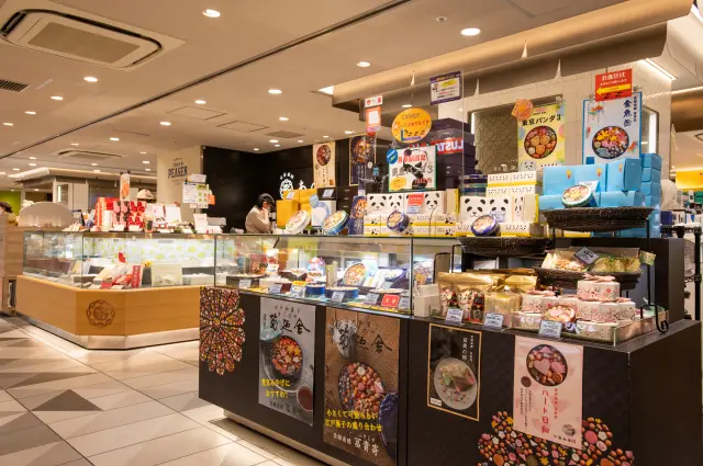 東京禮物調色盤店的賣場中陳列著各種「富貴寄」