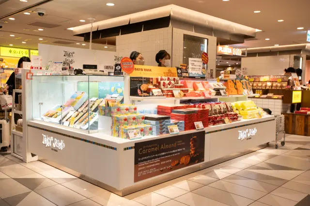 「TOKYO RUSK 東京禮物調色盤店」陳列著色彩繽紛的商品