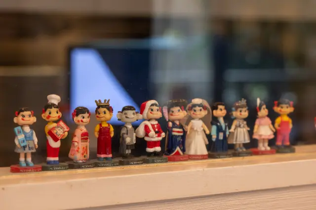 Peko-chan figures from different eras welcome you inside the restaurant.