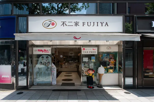 Peko-chan welcomes you on a Ginza street corner at the entrance to Fujiya Sukiyabashi Store.