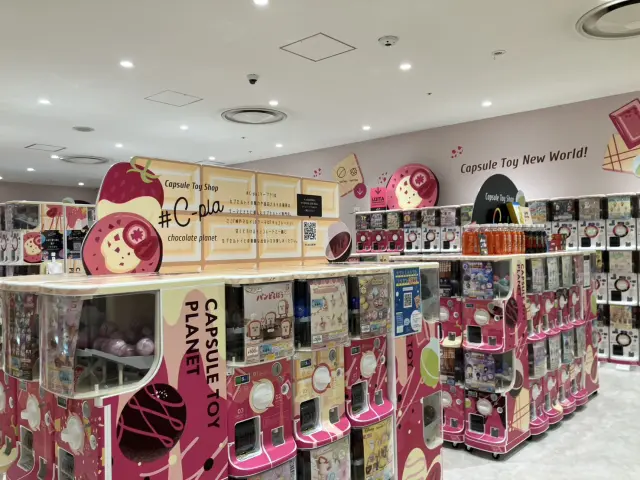 カプセルトイ専門店も営業している