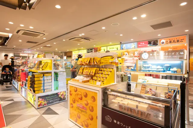 幅広い商品が並ぶ店内