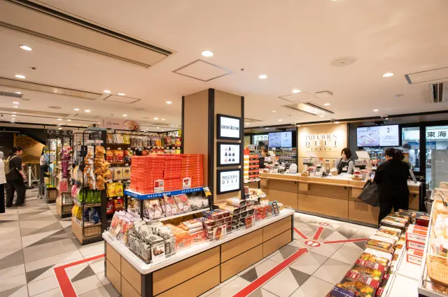 弁当から東京土産まで幅広く揃う店内