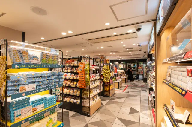 菓子やドリンクなど多彩な商品が並ぶ売り場
