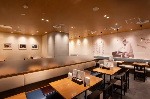 テーブル席を備えた、明るく落ち着いた店内