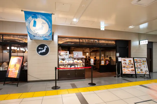 歴史あるビヤホールの趣を感じる店舗入口
