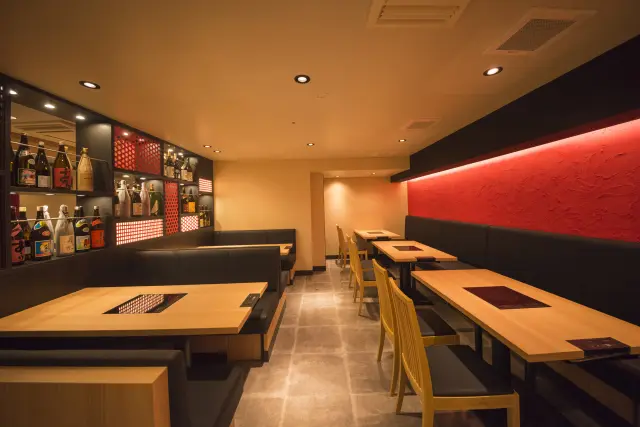 赤と黒を基調とした落ち着いた雰囲気の店内