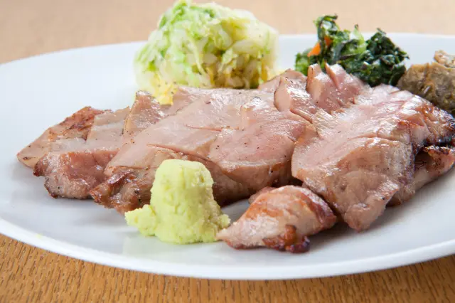 炭火で香ばしく焼き上げた自慢の厚切り牛タン