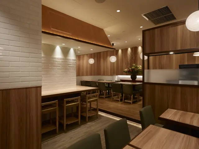 木目を基調とした落ち着きのある店内