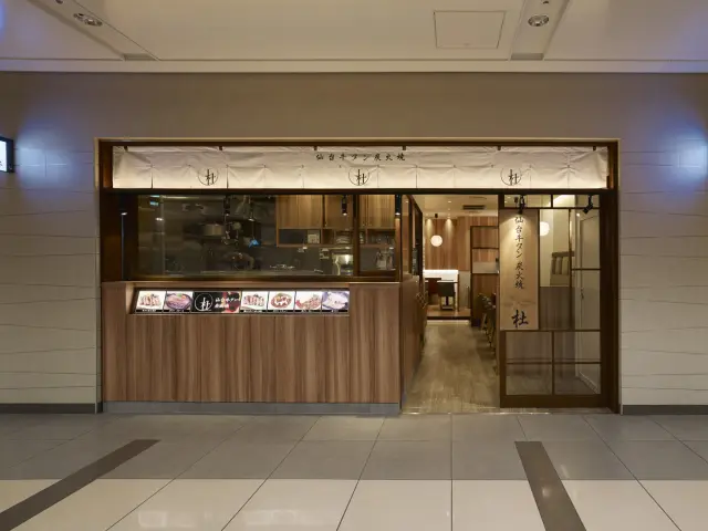 調理の様子を眺められるオープンキッチン型の店舗