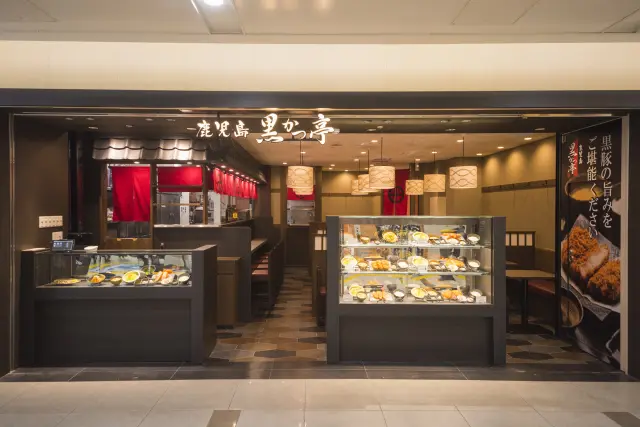食品サンプルが並ぶショーケースが目印の店舗入口
