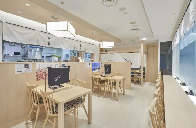 木目を基調とした明るく開放的な店内