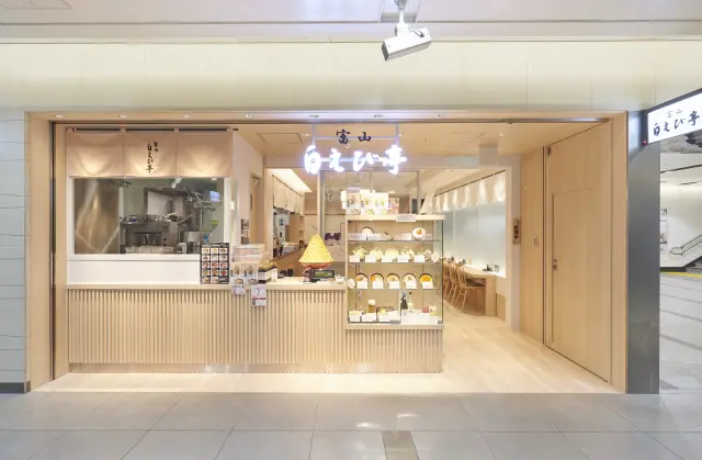 木の温もりを感じる入りやすい店舗入口