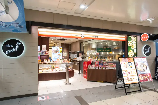 イートインとテイクアウトに対応する店舗入口