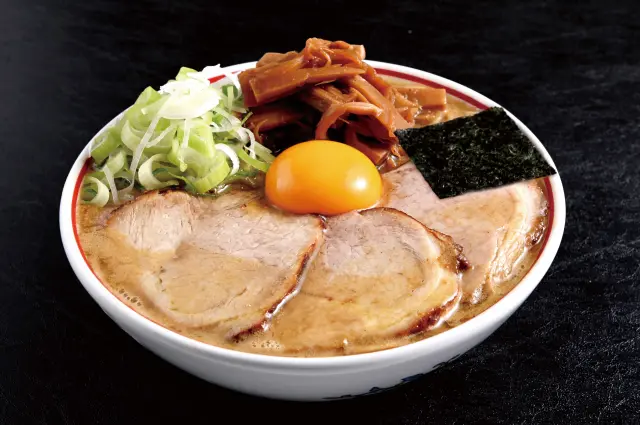 鶏と煮干しの旨みを楽しめる濃厚な一杯