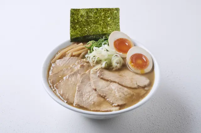 ふんだんにトッピングされた「やりすぎ煮干しDX」