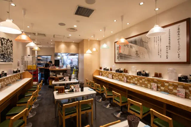 カウンター席とテーブル席を備えた店内