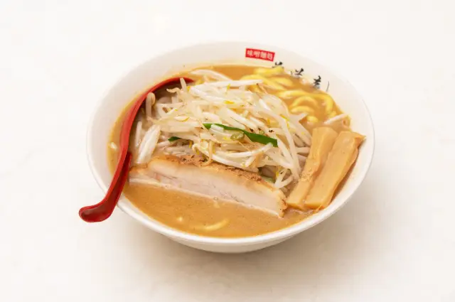 特注の太麺と濃厚なスープが特徴の「味噌ラーメン」