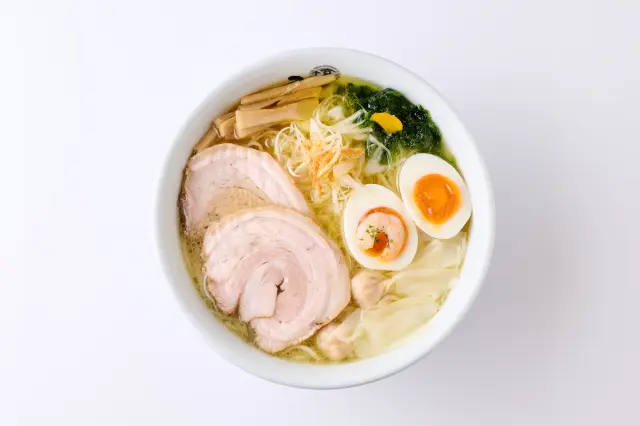 味玉、チャーシュー、海老ワンタンがのった「塩らーめん贅沢盛り」