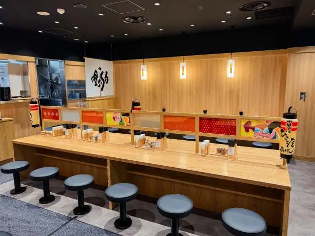 カウンター席を中心とした、木目調の明るい店内