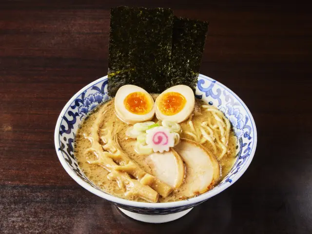 魚介系と動物系のWスープを楽しめる一杯
