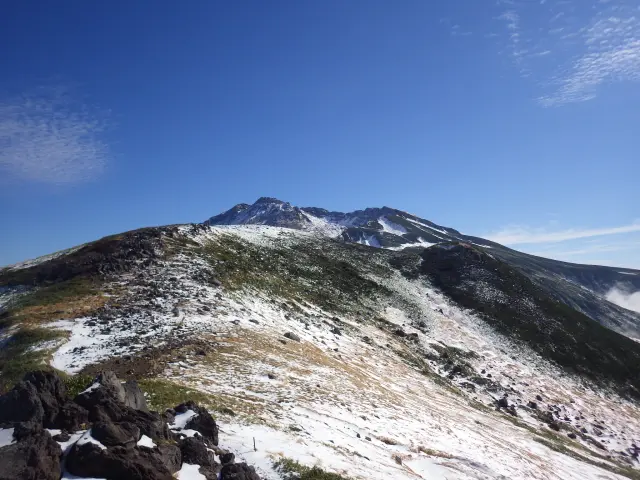 残雪が美しい鳥海山の山頂付近