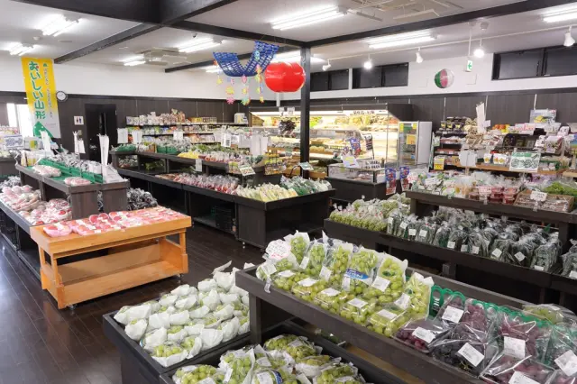 地元生産者が毎朝出荷する野菜や果物が並ぶ直売所