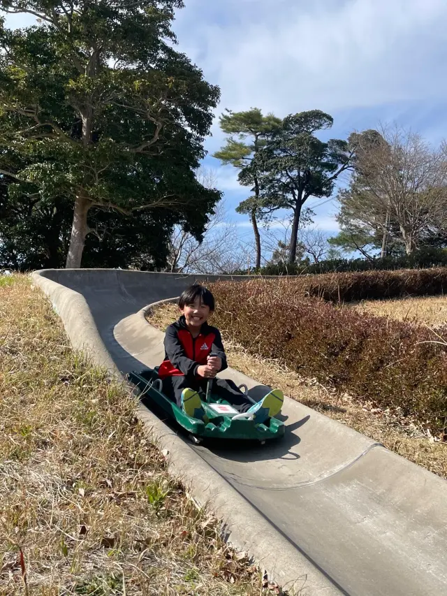 全長150mの斜面を専用のそりで滑り降りるスーパースライダー