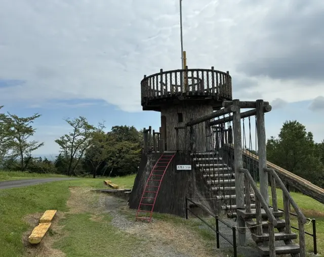 大型トリムの展望台から四日市の街並みや伊勢湾を望む
