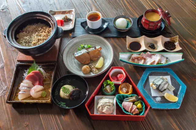 著名な料理人が手がける多彩な料理を味わえる