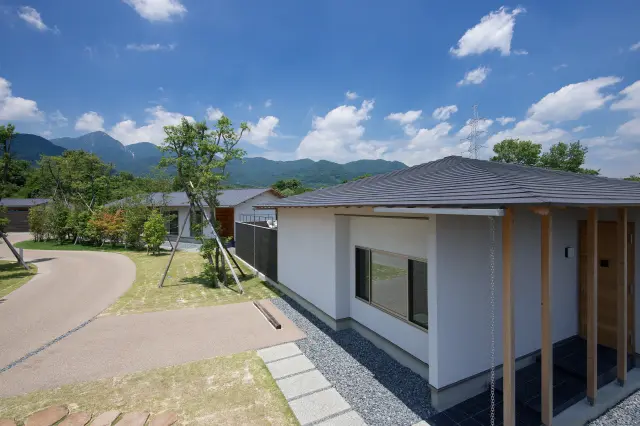 源泉かけ流しの露天風呂が付いた4棟の離れ宿