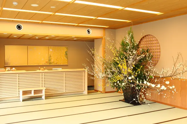 館内には季節の花が随所に飾られている