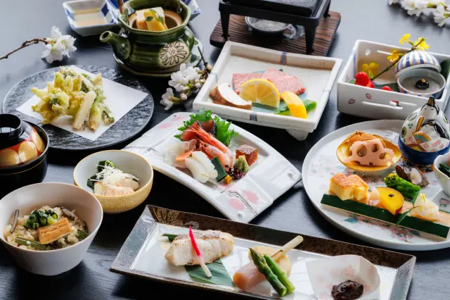 海の幸、山の幸を盛り込んだ会席料理
