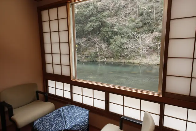川沿いの客室からは、季節の風景が望める