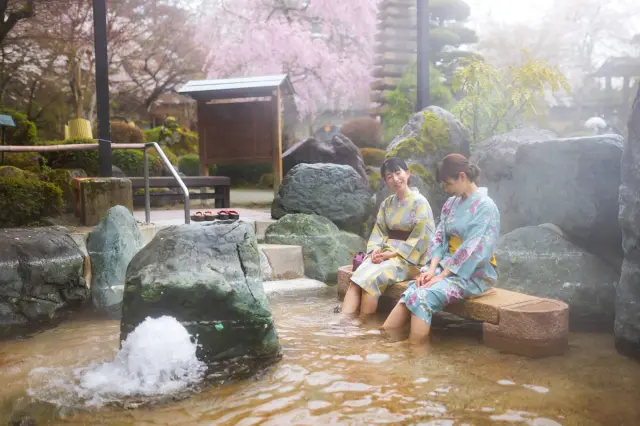 散策の疲れも癒せる「庭園足湯」