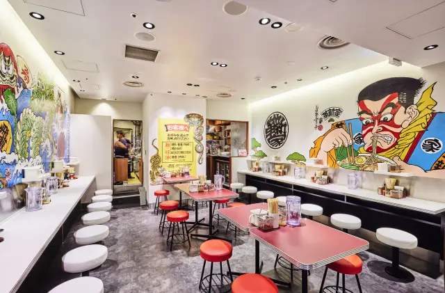 カラフルな壁画が彩る、明るく個性的な店内