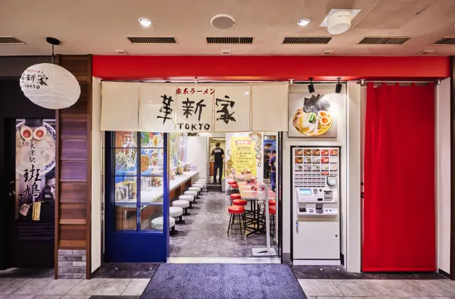 「革新家 TOKYO」の大きな文字が目を引く店舗入口