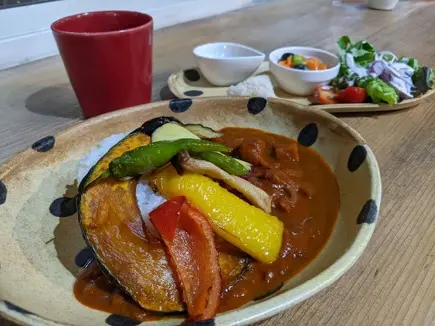 名物メニューのカレーは根菜もしくは キーマカレーをセレクトできる