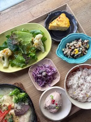 カフェでは季節ごとに表情を変える庭を眺めながら食事が楽しめる