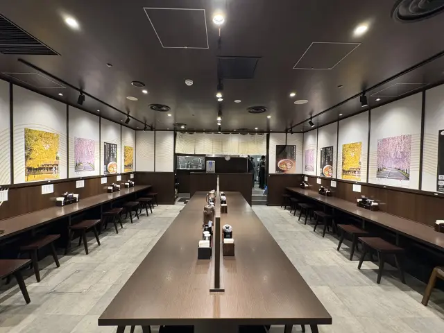 カウンター席がずらりと並ぶ店内