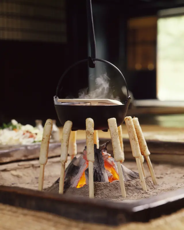 囲炉裏を囲むきりたんぽ
