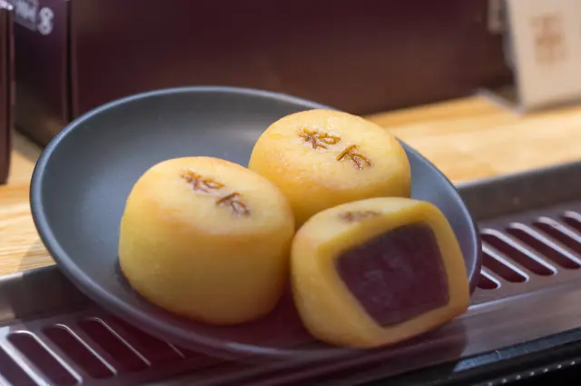 なめらかな食感のさつま芋の生地でこし餡を包み込んだ「スイートポテあん」