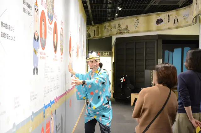 展示ガイドが熊本城の歴史をパネルで紹介