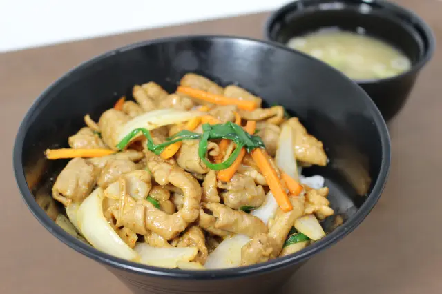 「東松山名物 いちやの味噌だれ」と川口市産鋳物の羽釜でふっくら炊き上げたご飯を使用した「スタミナもつ焼き丼」