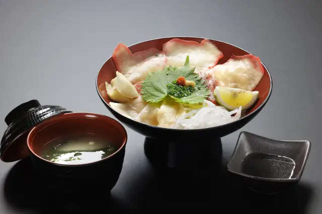 自家製ポン酢がよく合うさっぱりした一品「ふくと鯨の合い盛丼」