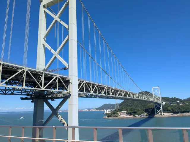 展望デッキから間近に望む関門橋と関門海峡